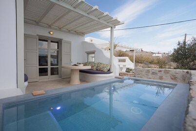 Cosy Villa close to the beach with a small private pool. 