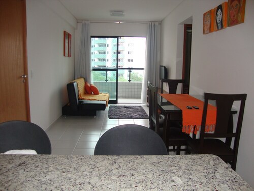 Appartement moderne, joliment décoré et meublé, avec piscine et wifi