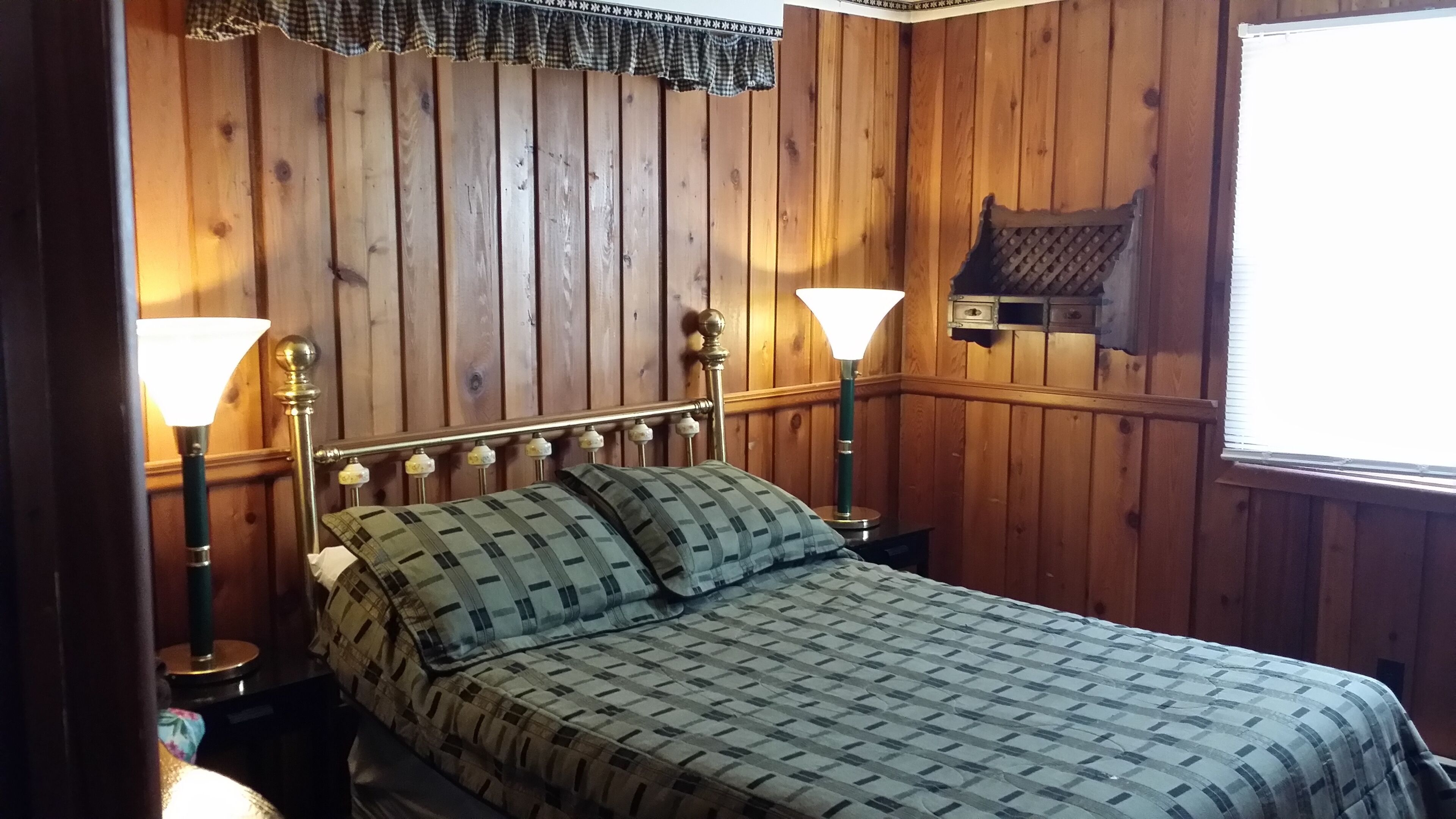 Special - Beautiful Mountain side Chalet in the Woods, 1 block from Locust Lake