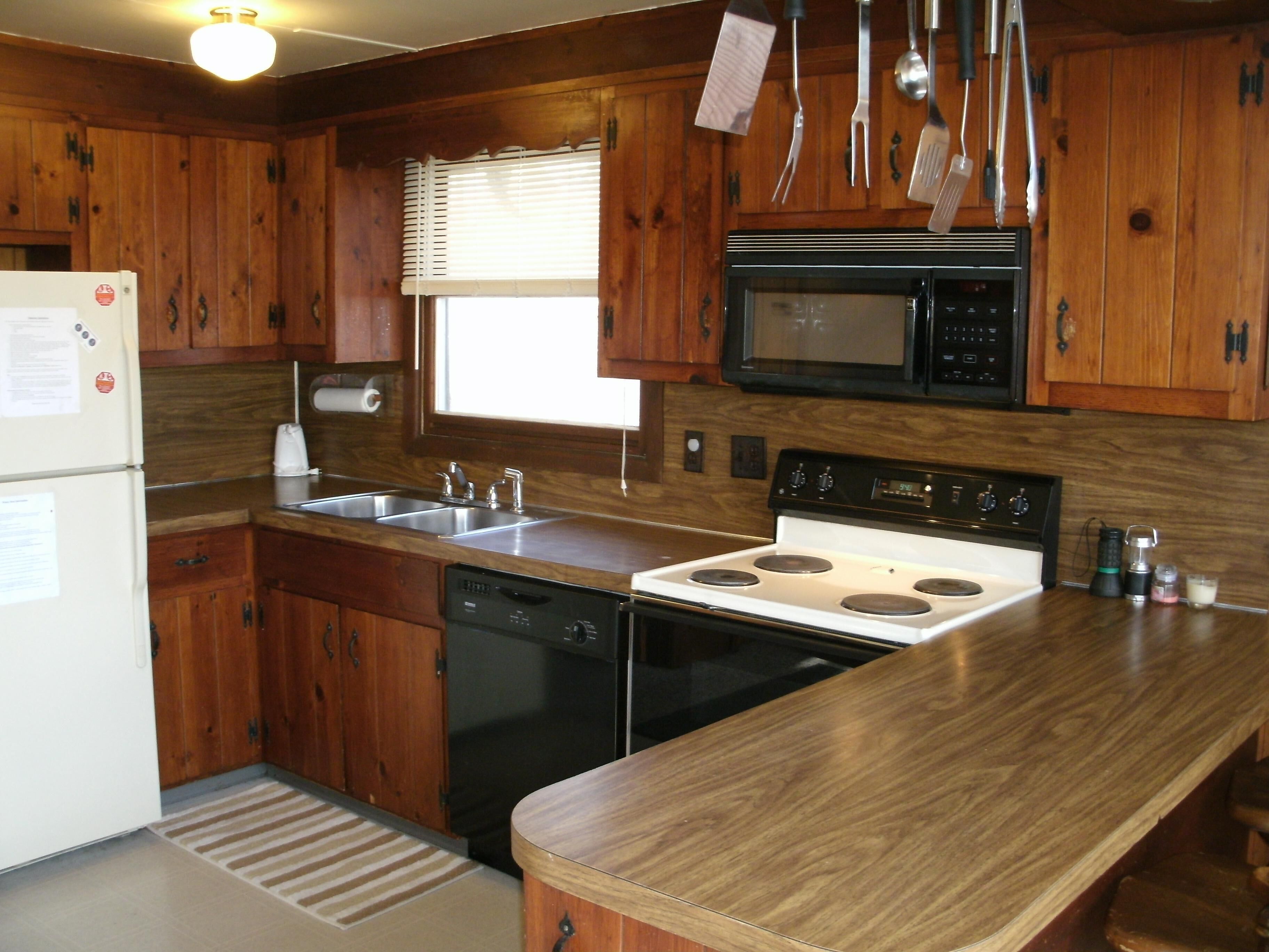 Special - Beautiful Mountain side Chalet in the Woods, 1 block from Locust Lake