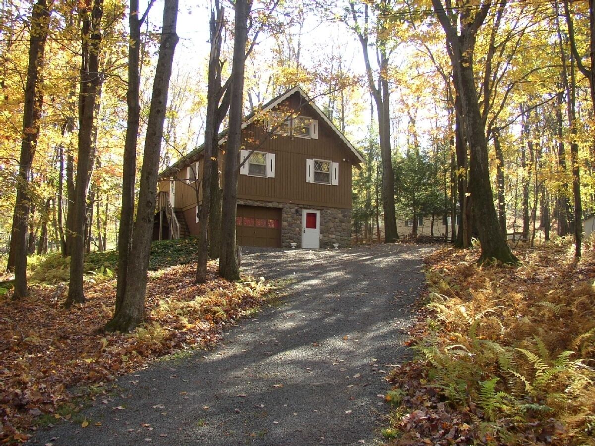 Special - Beautiful Mountain side Chalet in the Woods, 1 block from Locust Lake