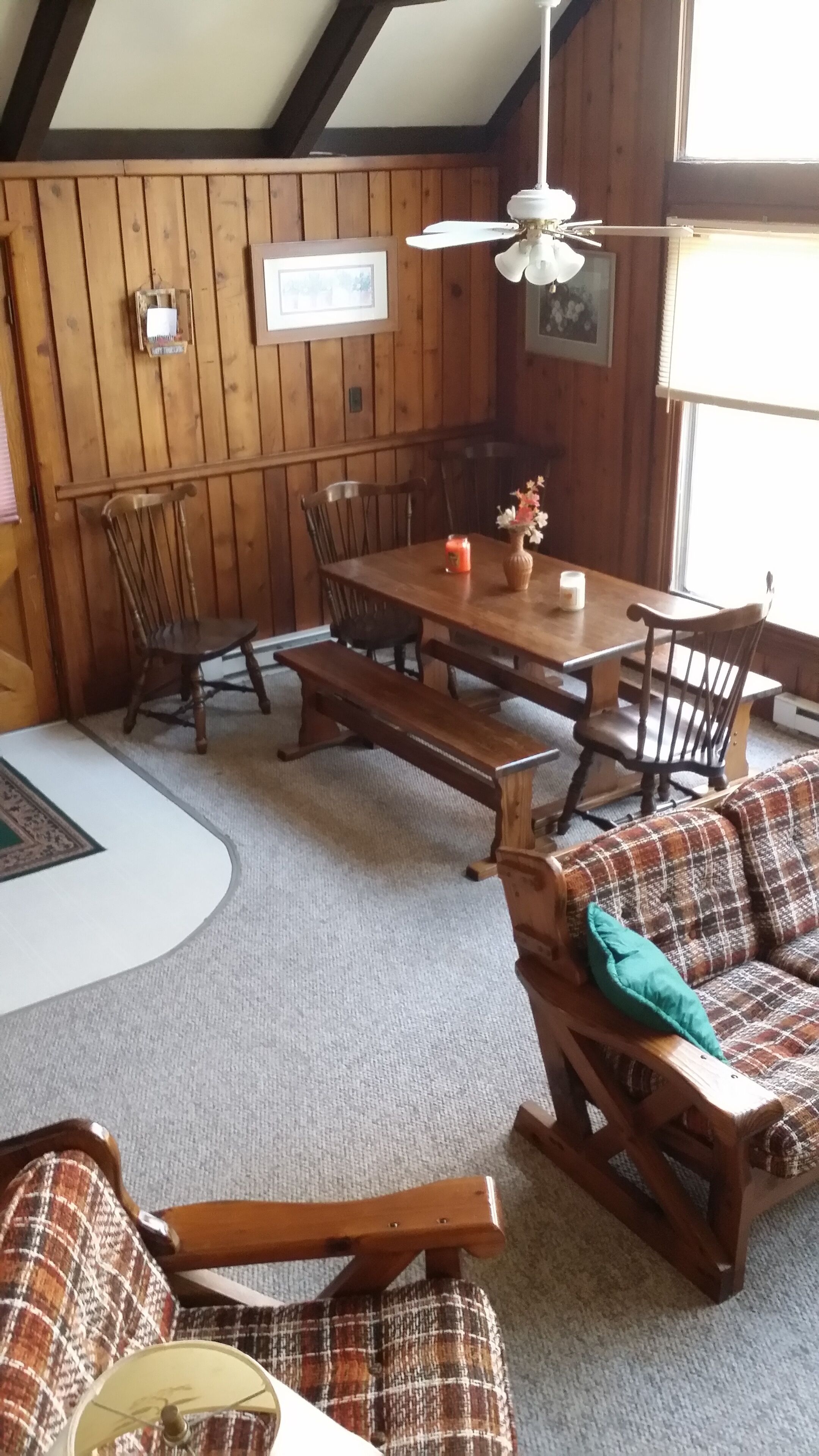 Special - Beautiful Mountain side Chalet in the Woods, 1 block from Locust Lake