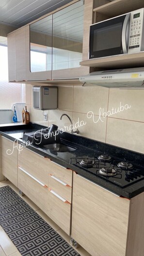 Réfrigérateur, plaque de cuisson, cafetière/bouilloire, blender