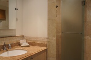 Dusche, Haartrockner, Handtücher, Toilettenpapier