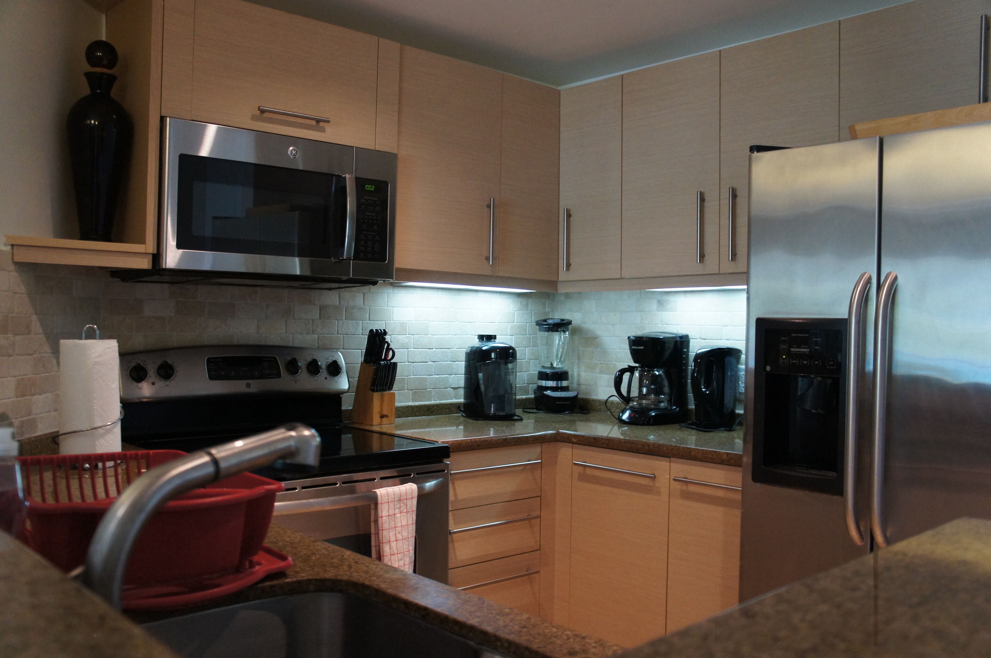 Køleskab, mikrobølgeovn, ovn, kogeplade