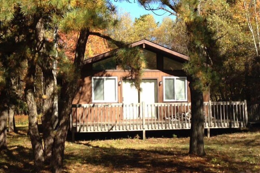 Pet Friendly Cozy Cottage, Fireplace And Free Bed Linens