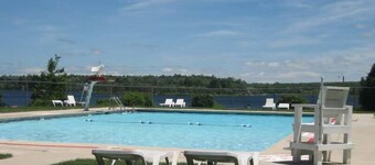 Pet Friendly Cozy Cottage, Fireplace And Free Bed Linens