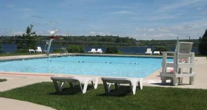 Pet Friendly Cozy Cottage, Fireplace And Free Bed Linens