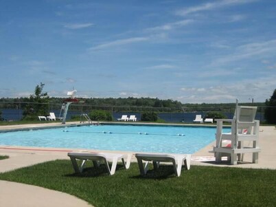 Pet Friendly Cozy Cottage, Fireplace And Free Bed Linens