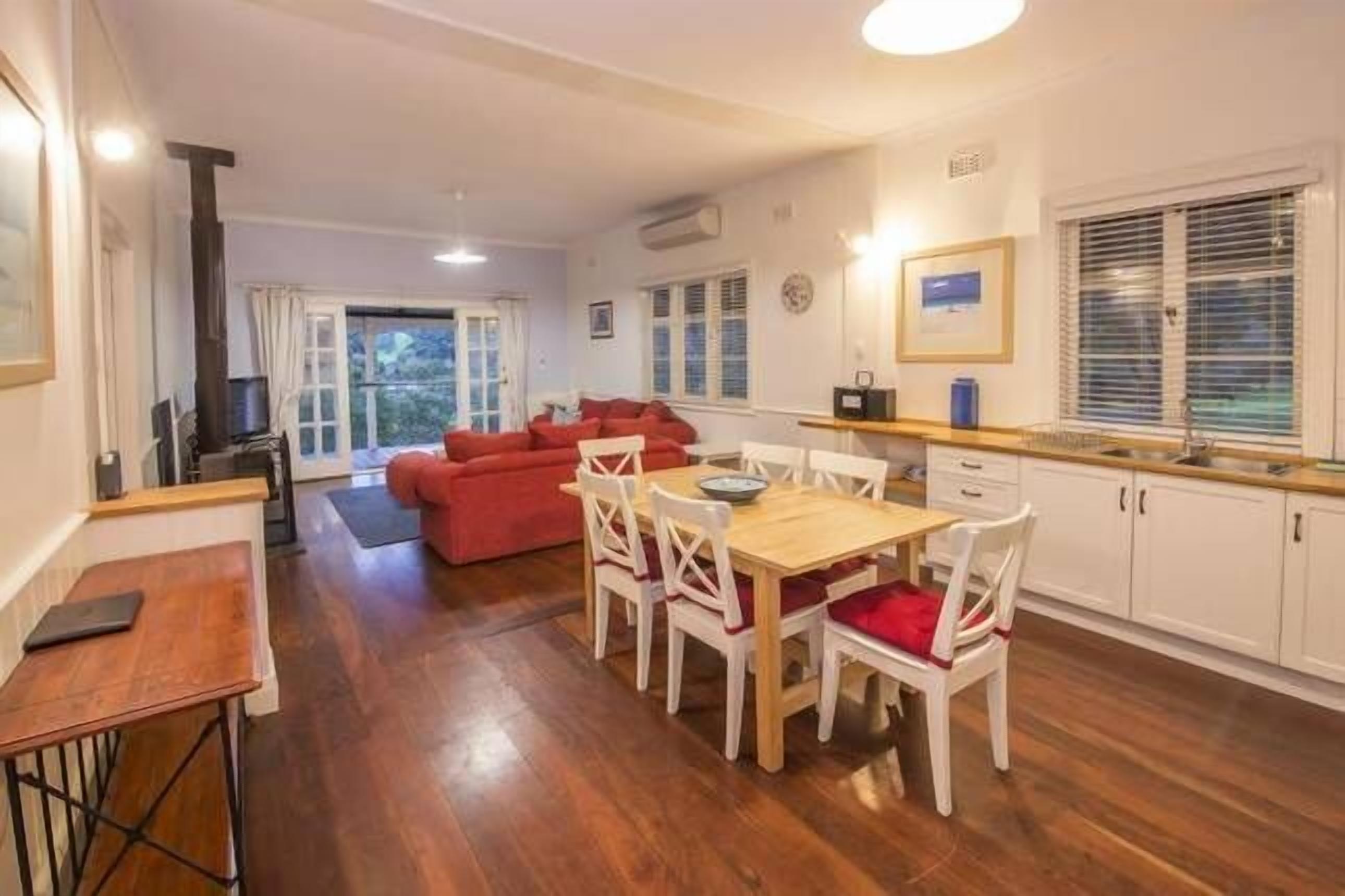 Wildwood Brook Cottage - Stunning views with large entertaining deck — image 5