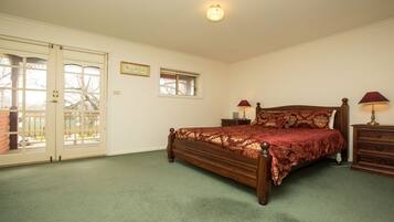 3 bedrooms, desk, iron/ironing board, free WiFi