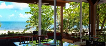 Elegante Custom Beachfront Villa mit Boden bis zur Decke Glaswände, 180 Meerblick