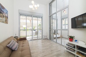 Smart-TV, Bücher, Stereoanlage, Computerbildschirme