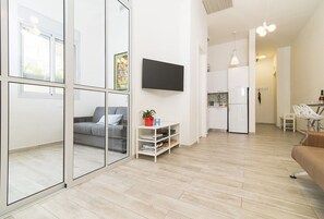 Smart-TV, Bücher, Stereoanlage, Computerbildschirme