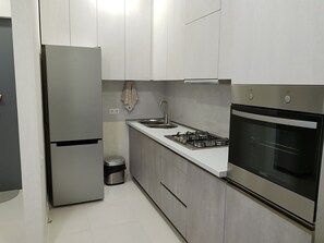 Kjøleskap, ovn, kokeplater og vannkoker