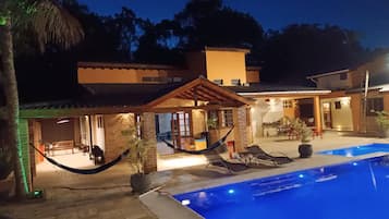 Piscina all'aperto, lettini