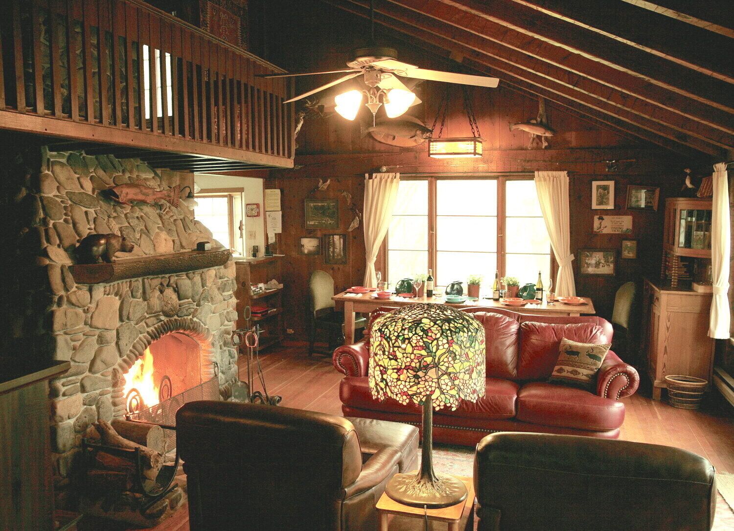 Beautiful Rustic Cabin on the Rogue River!!