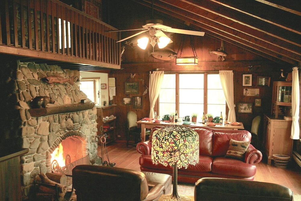 Beautiful Rustic Cabin on the Rogue River!!