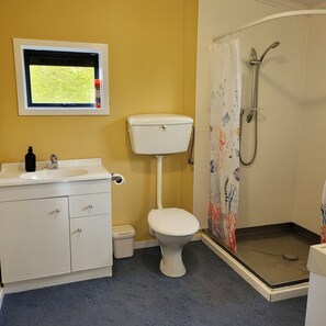 Suihku, pyyhkeet, saippua, vessapaperi