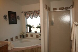 Bathtub, hair dryer, bathrobes, towels - Scenic Birders & MTN Delight 25acre Ranch 817WK~3 Ghost Town 3 Natl Parks Wi-Fi (Pearce)