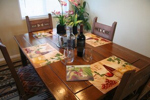 Dining - Scenic Birders & MTN Delight 25acre Ranch 817WK~3 Ghost Town 3 Natl Parks Wi-Fi (Pearce)