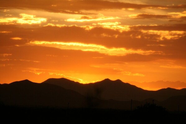 Silueta de una cordillera contra un cielo al atardecer.