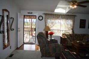 TV connectée, Netflix, lecteur de DVD, livres