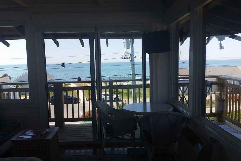 PANORAMIC VIEWS!! Front Studio Unit Beach Across Street.