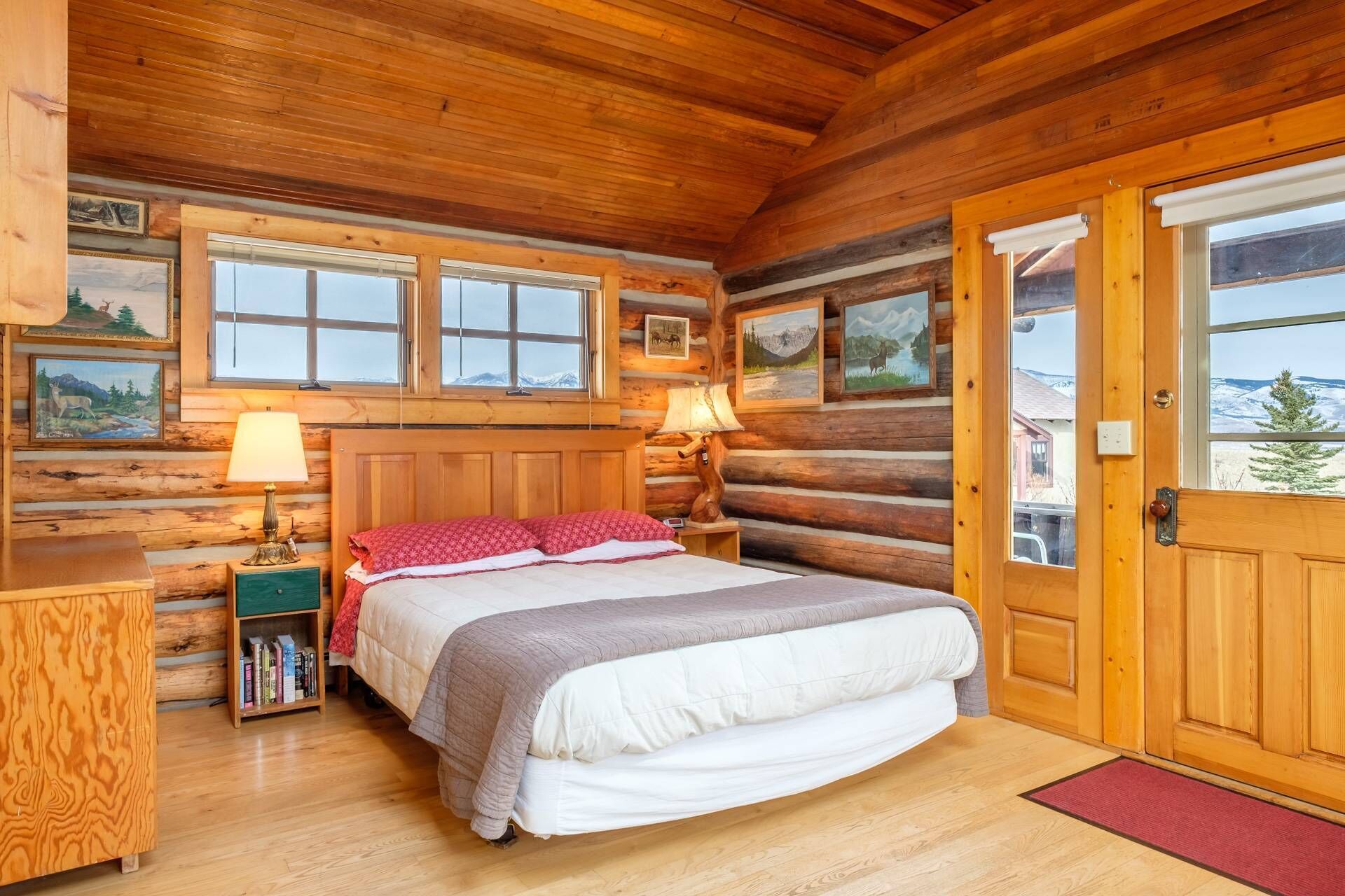 Traditional Cabin and Guest Cottage North of Yellowstone Park