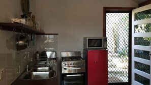 Refrigerador, microondas, horno y parrilla de estufa