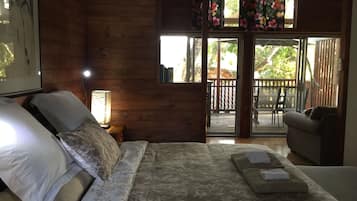 Tabla de planchar con plancha y ropa de cama