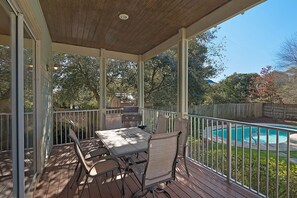 Outdoor dining - Adorable Home less then a Block to Gulf W/Private heatable Pool! (Destin)