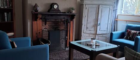 Een smart-tv, een open haard, een dvd-speler en boeken