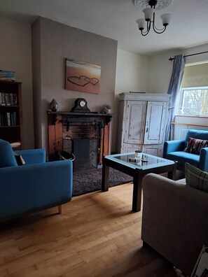 Smart-TV, peis, DVD-spiller og bøker