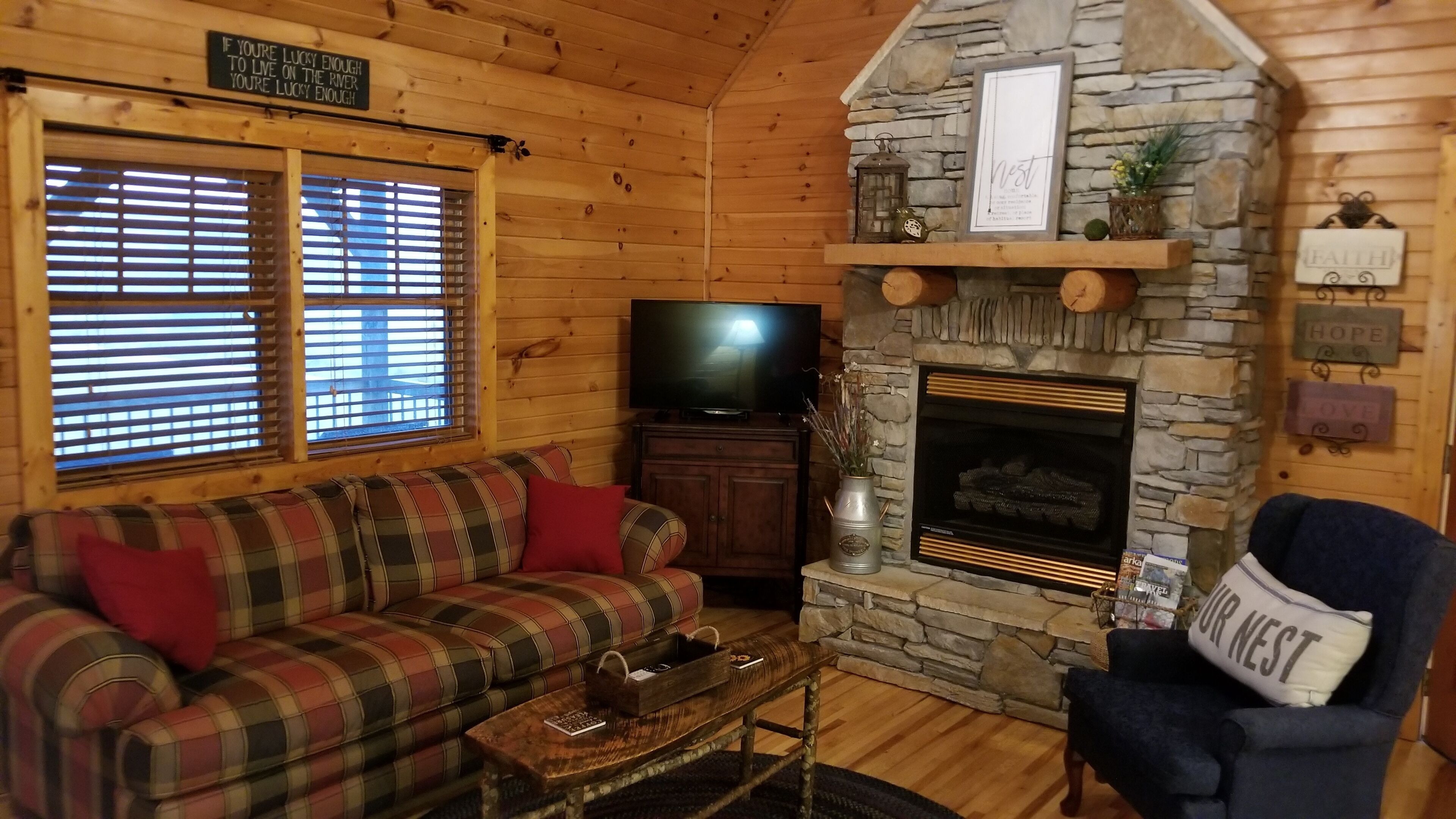 A Nesting Place - Beautiful 3 level cabin