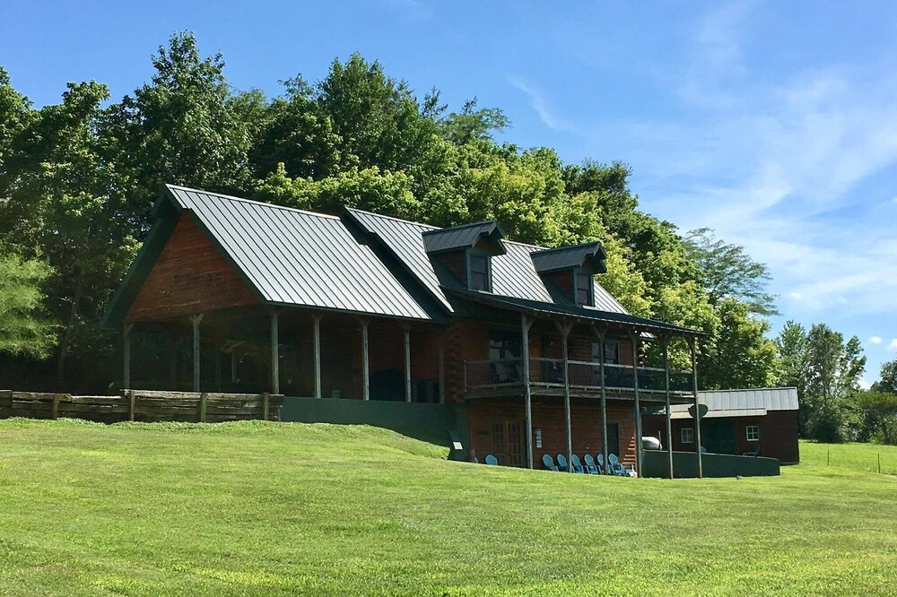 A Nesting Place - Beautiful 3 level cabin