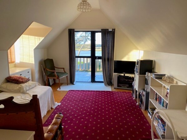 2 bedrooms, desk, travel cot