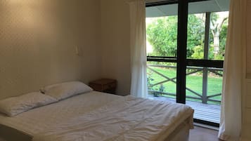 2 bedrooms, desk, travel crib