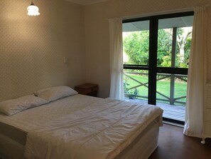 2 makuuhuonetta, työpöytä, vauvan matkasänky