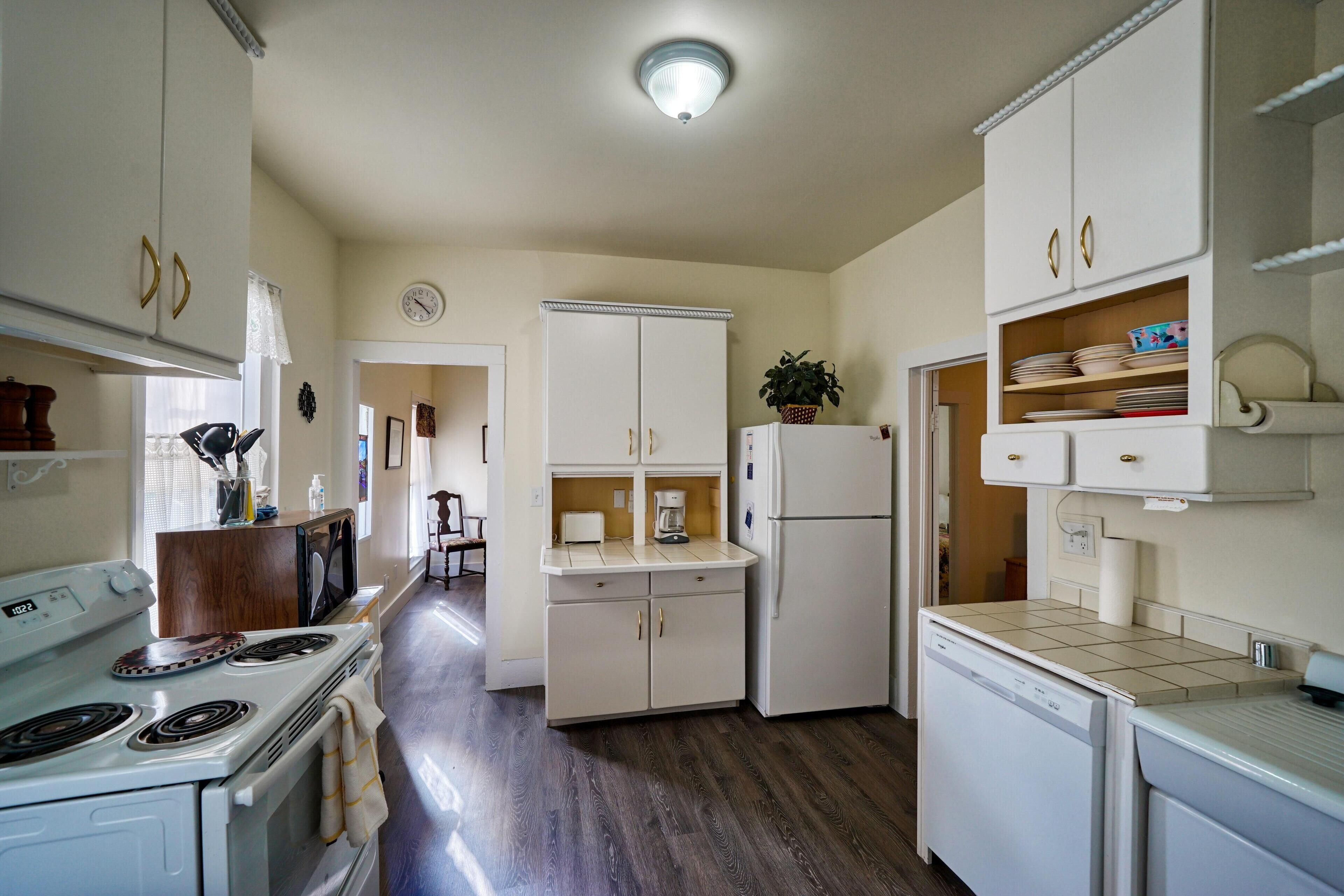 Holly House - Affordable/clean comfort in town! Walk everywhere!