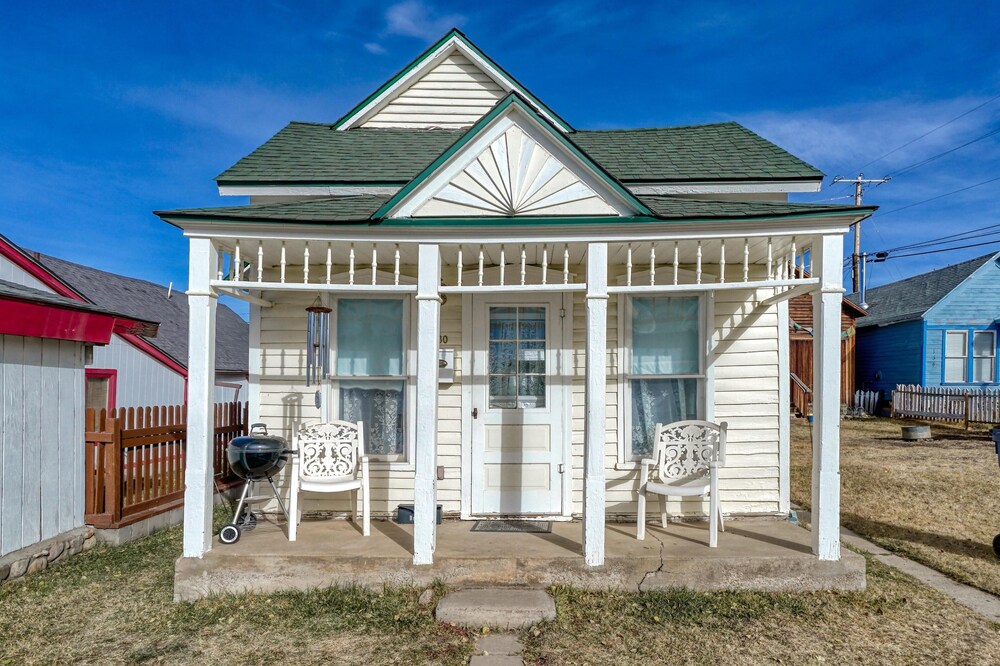 Holly House - Affordable/clean comfort in town! Walk everywhere!