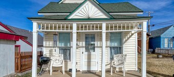 Holly House - Affordable/clean comfort in town! Walk everywhere!