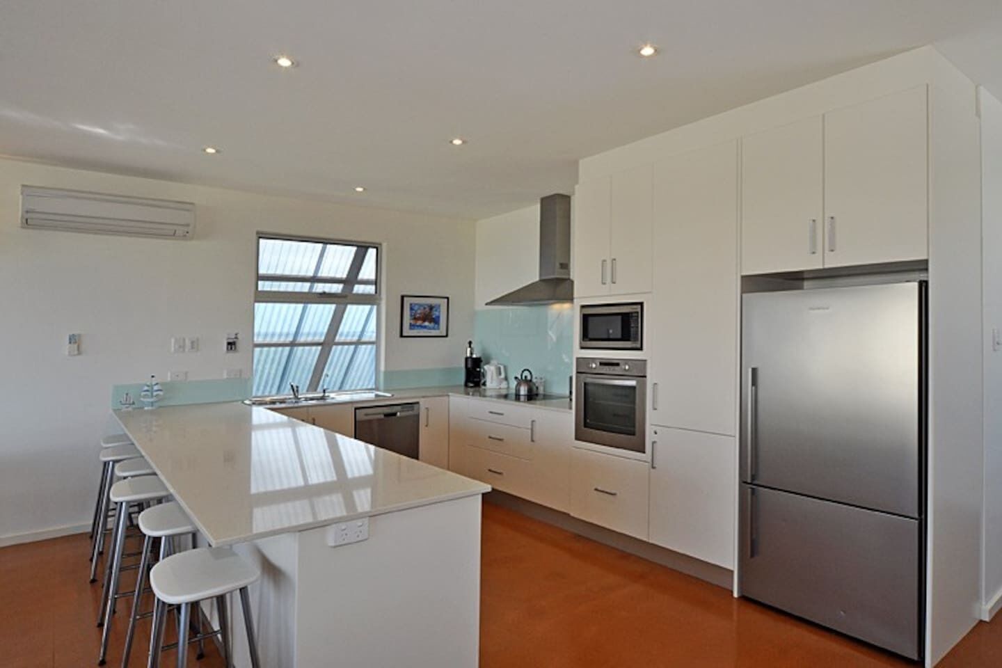 120 Seagull Hayborough Wi-Fi Beach Pet Friendly — image 11