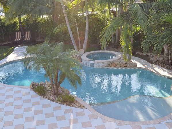 Utendørsbasseng og et oppvarmet basseng