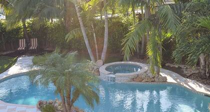 Tropical Paradise, Private Heated Pool & Spa, Built-in-BBQ