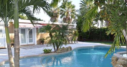 Trooppinen paratiisi, Private lämmitetty Salt Water Pool & Spa, Sisäänrakennettu-BBQ