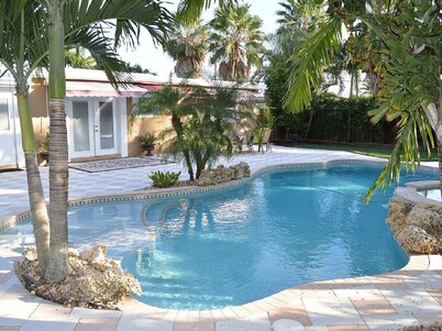 Tropical Paradise, Private Heated Pool & Spa, Built-in-BBQ