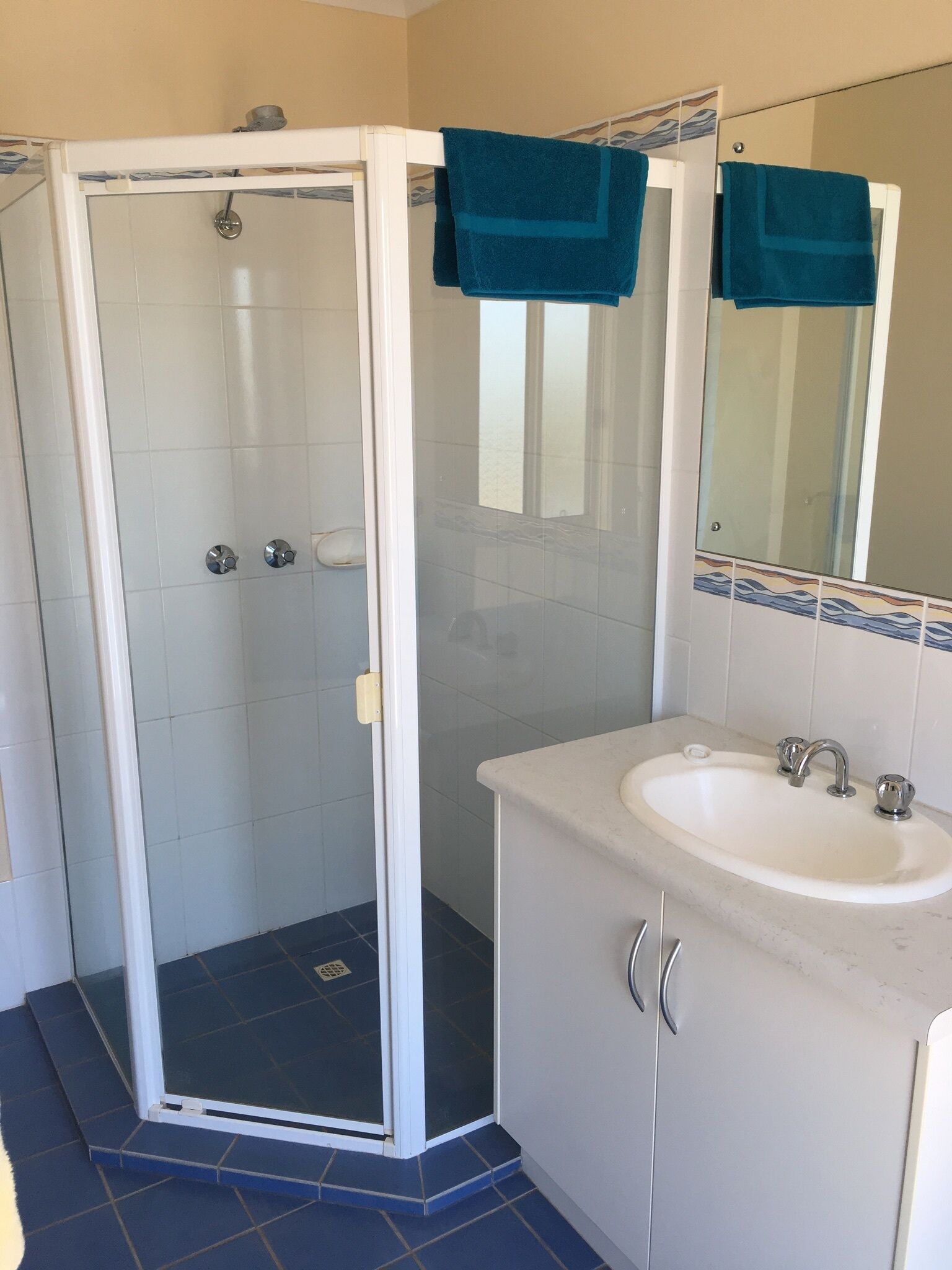 4 bedroom holiday house Port Julia with seaviews