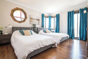 3 Schlafzimmer, Betten mit Memory-Foam-Matratzen, Schreibtisch