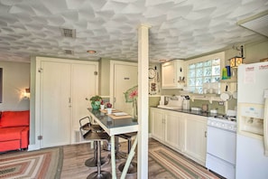 Kühlschrank, Mikrowelle, Herdplatte, Wasserkocher mit Kaffee-/Teezubehör